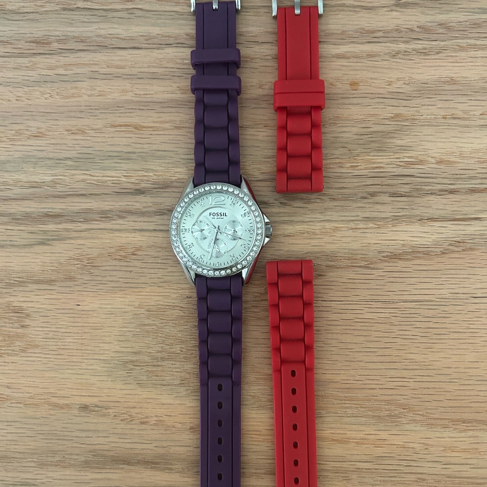 Fossil Women’s watch. With 2 silicone bands.
